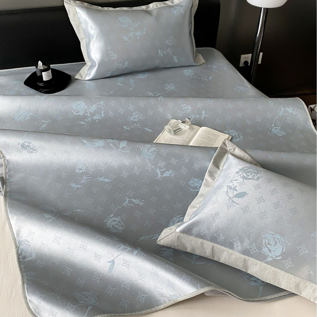 Quilted mattress topper with jacquard pattern and non-slip base