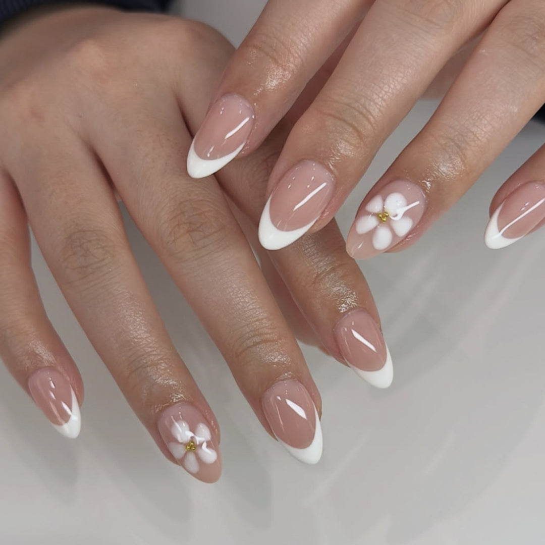 Artificial nail art with playful dots and bows Kalsten