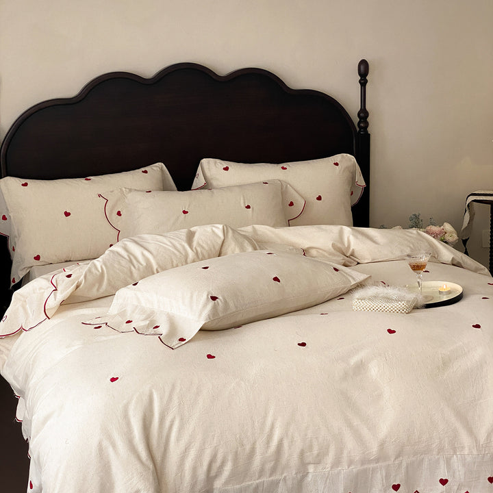 Bedding set made of cotton-linen with embroidered heart motifs and wavy hem