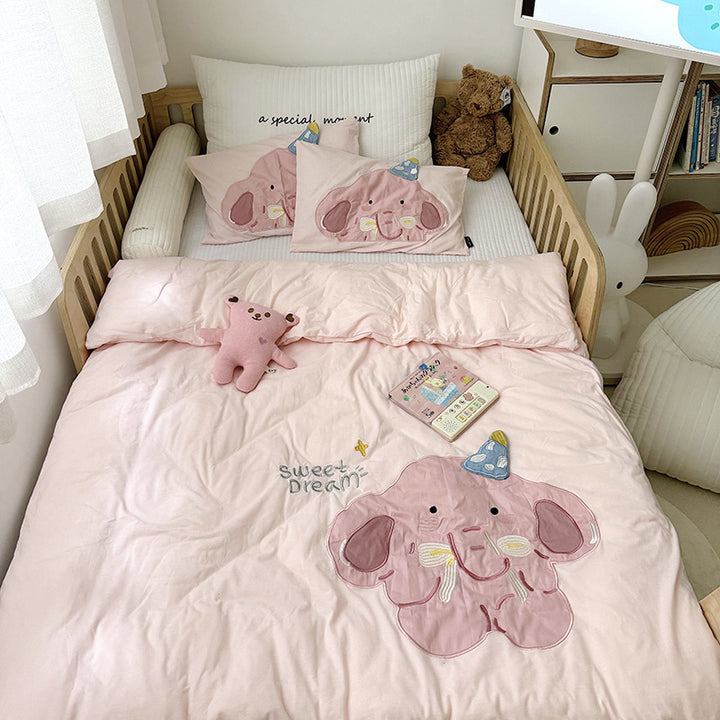 Children's crib bedding set with appliquéd lion motif and breathable cotton muslin