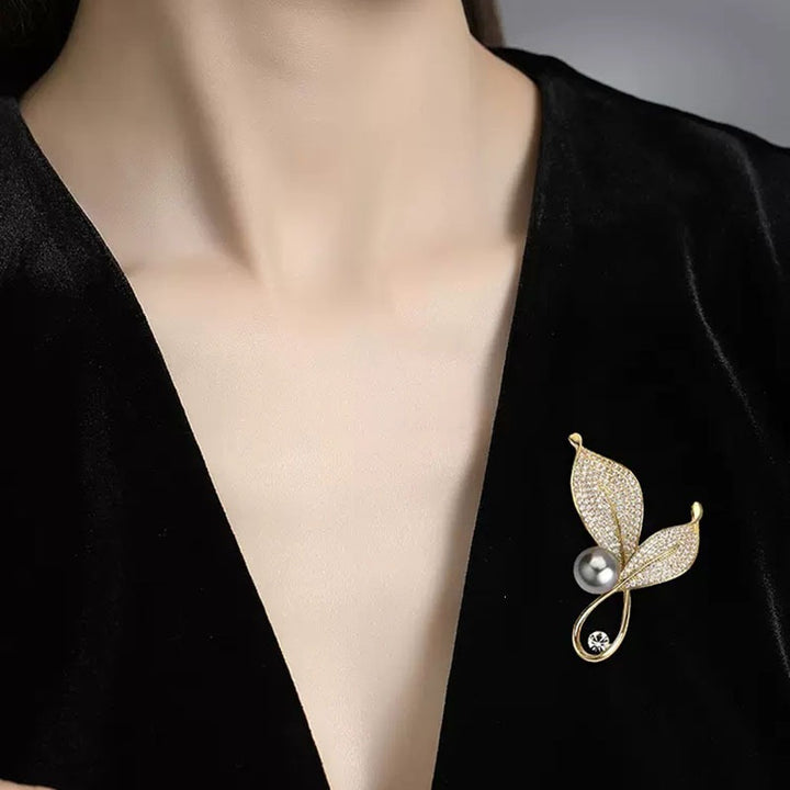 Elegant and Glamorous Brooch with Pearls and Crystals Kalsten