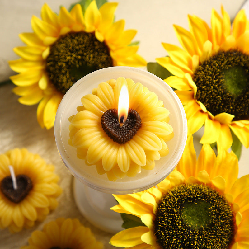 Decorative Sunflower-Shaped Scented Soy Candle with Heart-Center and Cotton Wick