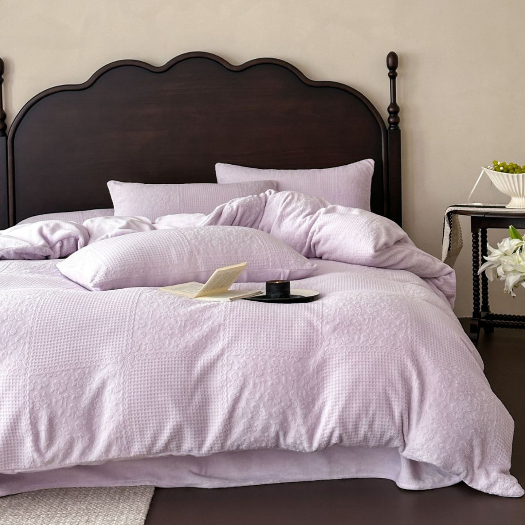 Bedspread and cushion set made of fine cotton percale with embossed floral relief