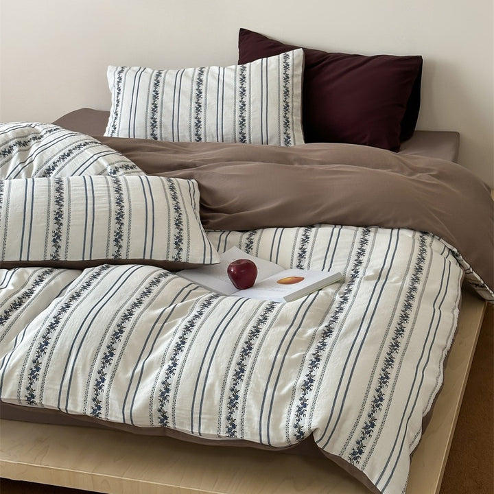 Breathable cotton bedding set with striped floral border and fitted sheet