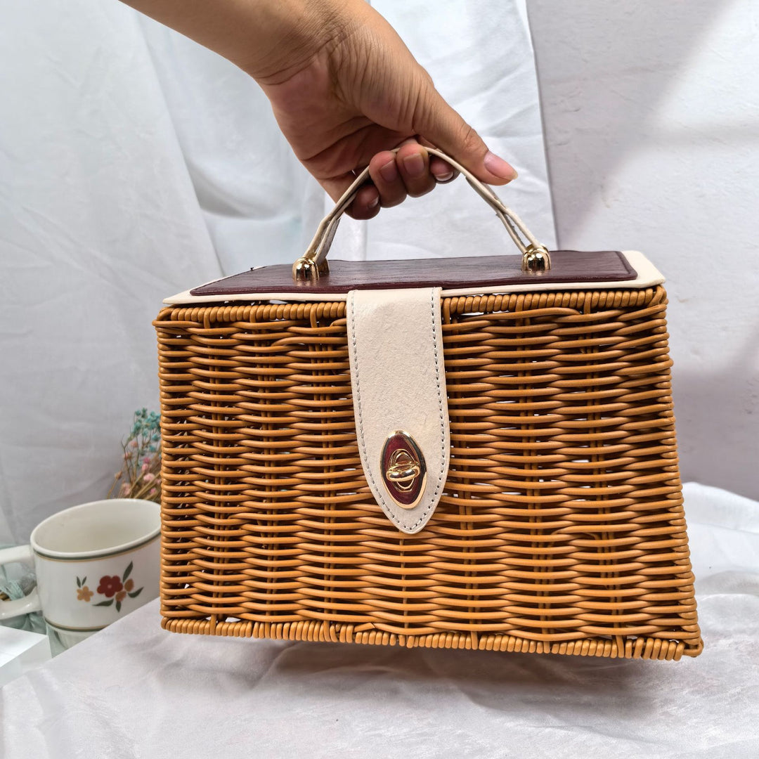 Ladies elegant woven handbag with wooden lid Kalsten