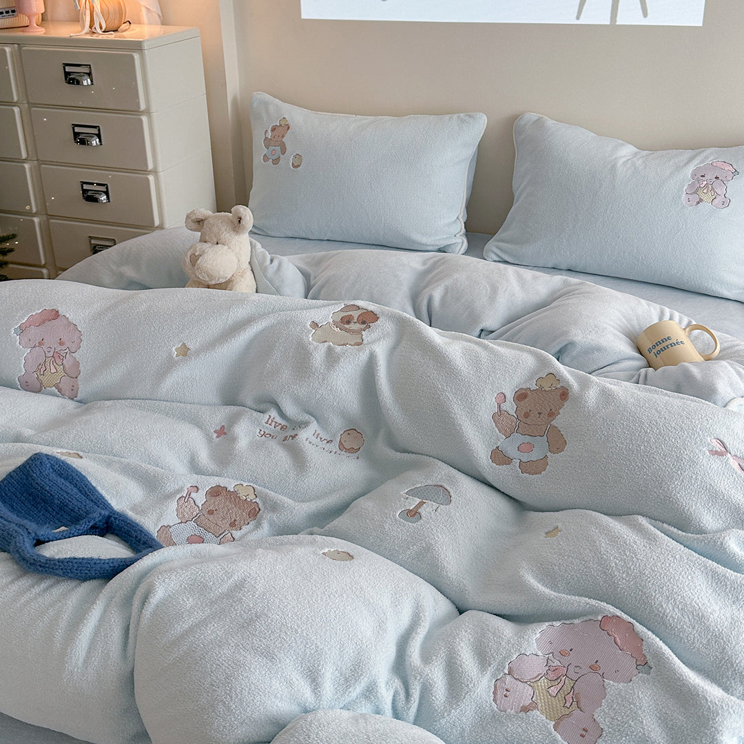 Children's bedding set made of soft cotton fleece with embroidered teddy bear motifs