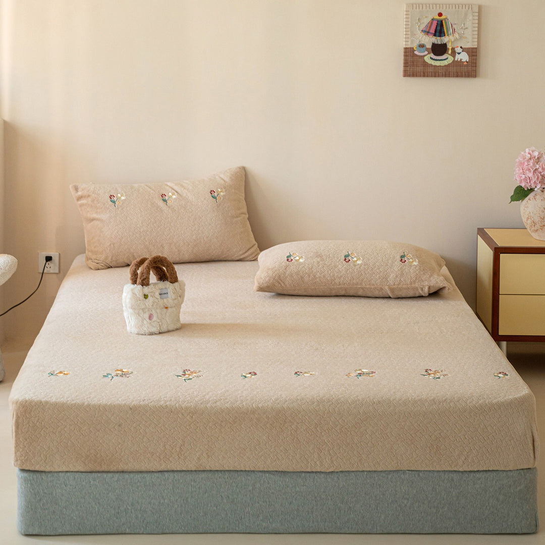 Fitted sheet set with embroidered Christmas tree pattern and soft cotton blend
