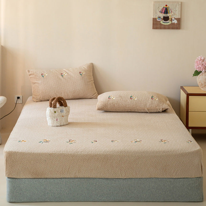 Fitted sheet set with embroidered Christmas tree pattern and soft cotton blend