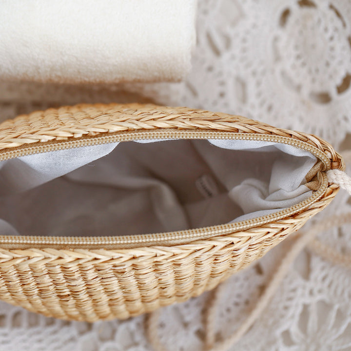 Handcrafted straw clutch with elegant design Kalsten