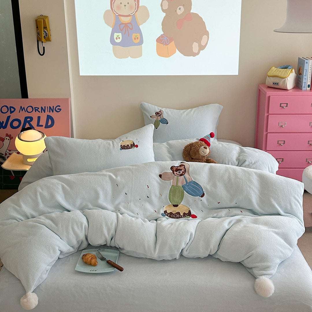 Cozy children's bedding set with embroidered teddy bear motif