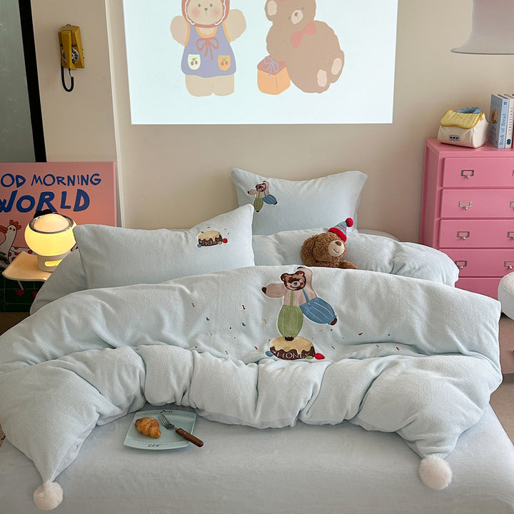 Cozy children's bedding set with embroidered teddy bear motif