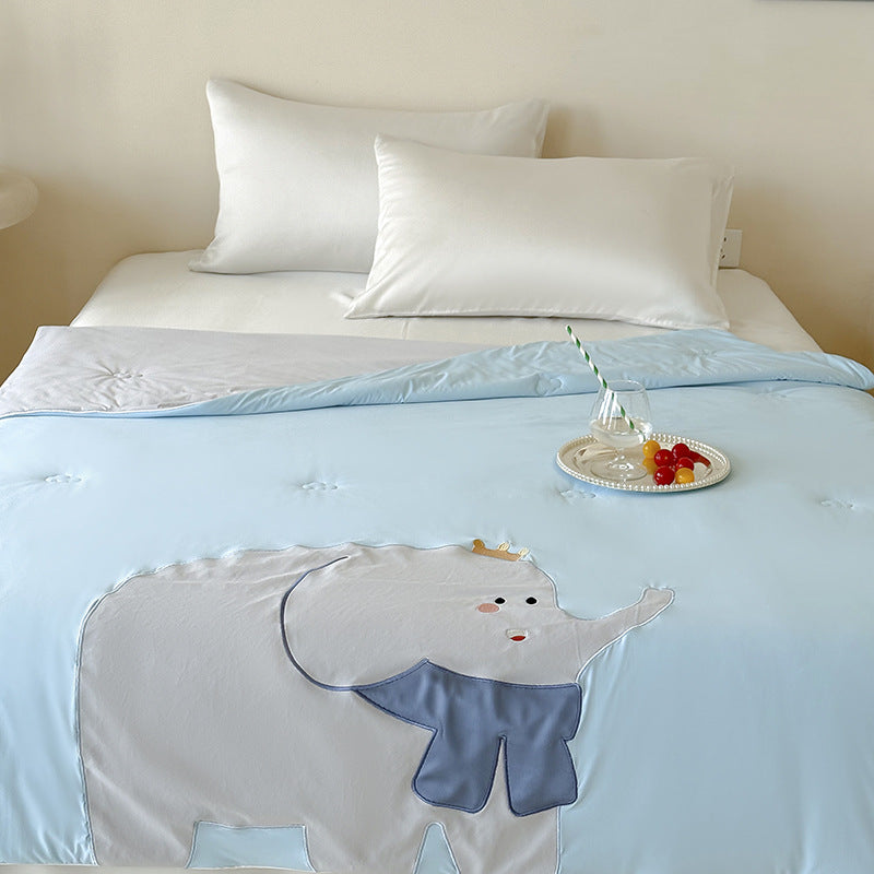 Reversible quilted bedspread with embroidered bear motif and light filling