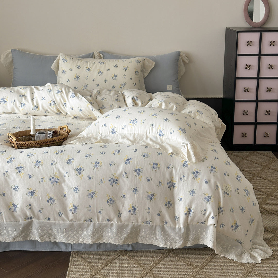 Cotton bedding set with lace ruffle and delicate floral print