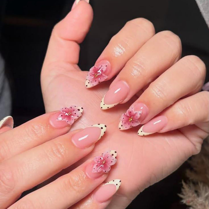 Artificial nails with floral design and elegant accents Kalsten