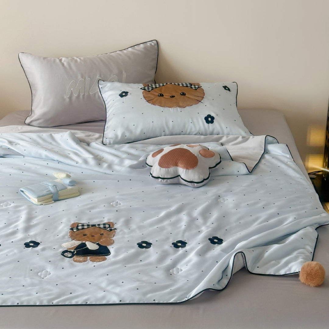 Children's bedding set with quilted cover and bear application