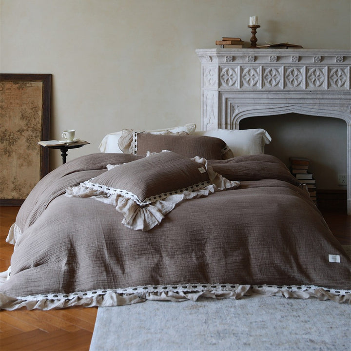 Washed linen duvet cover set with gathered edge and eyelet trim