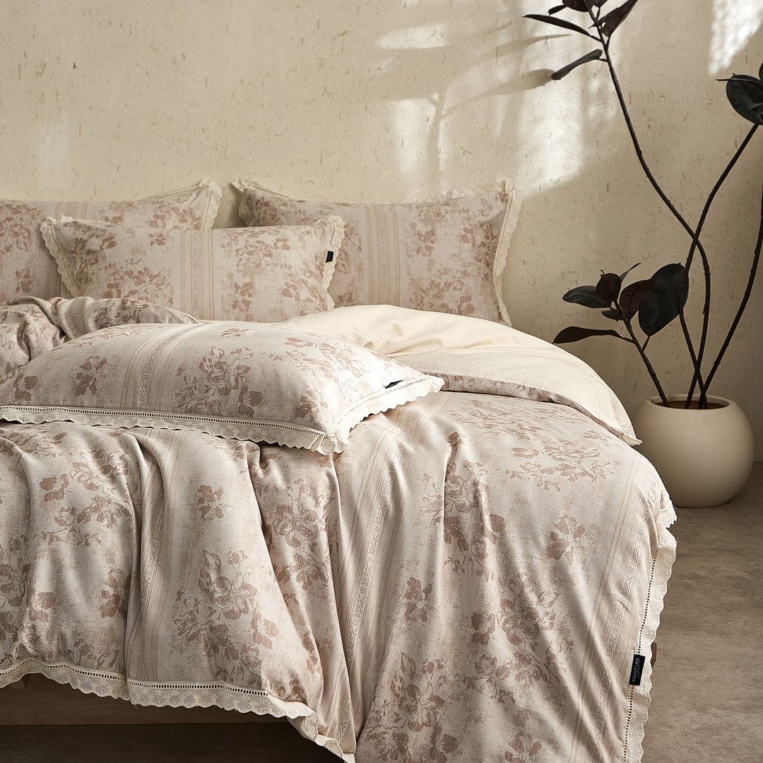 Noble bedspread set made of cotton satin with vintage floral pattern and lace border