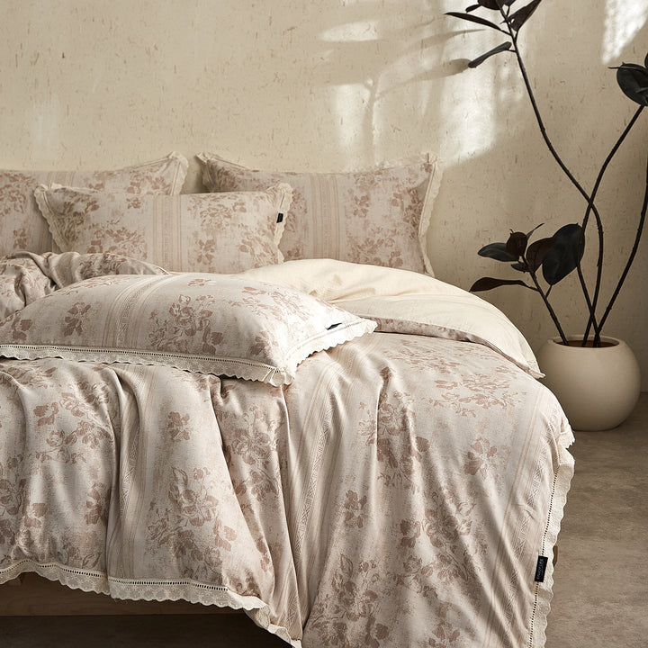 Noble bedspread set made of cotton satin with vintage floral pattern and lace border