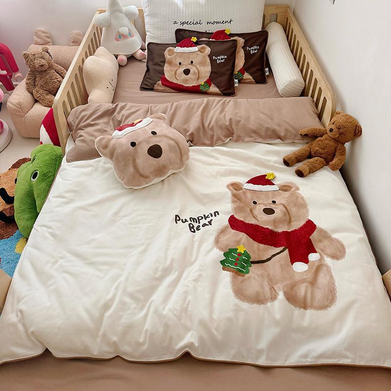 Children's bedding set with plush application and bear motif