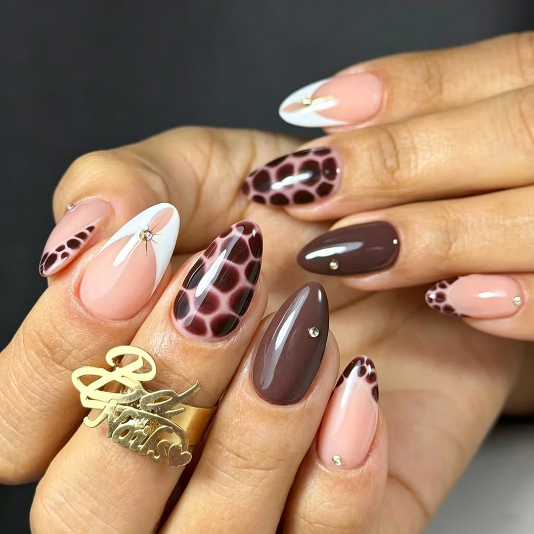 Artistic Nail Art Set with Giraffe Print and Glossy Finish