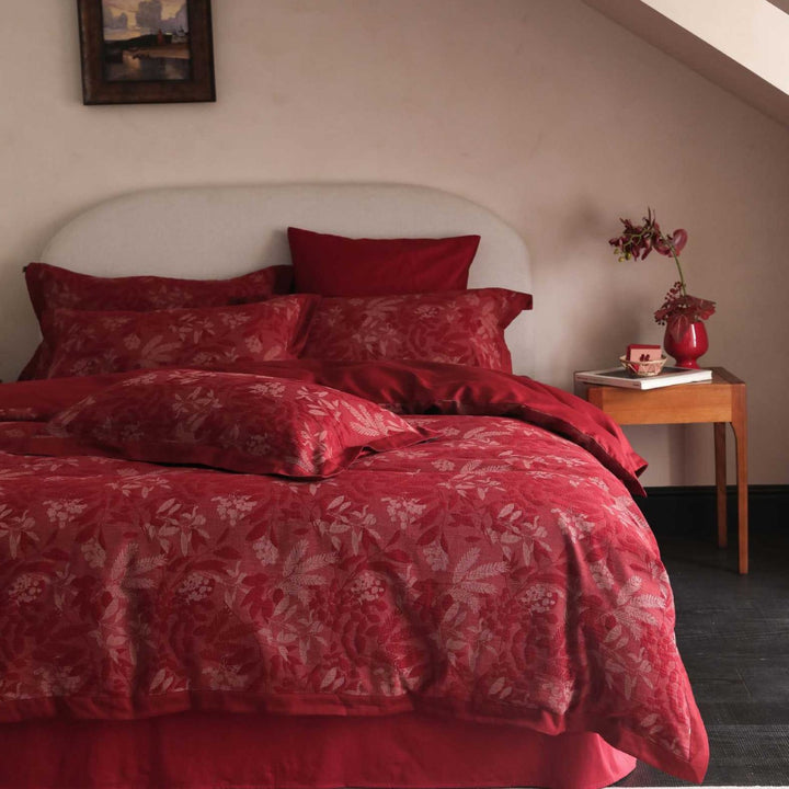 Exclusive jacquard-woven bedding set with floral relief and extra-soft cotton satin