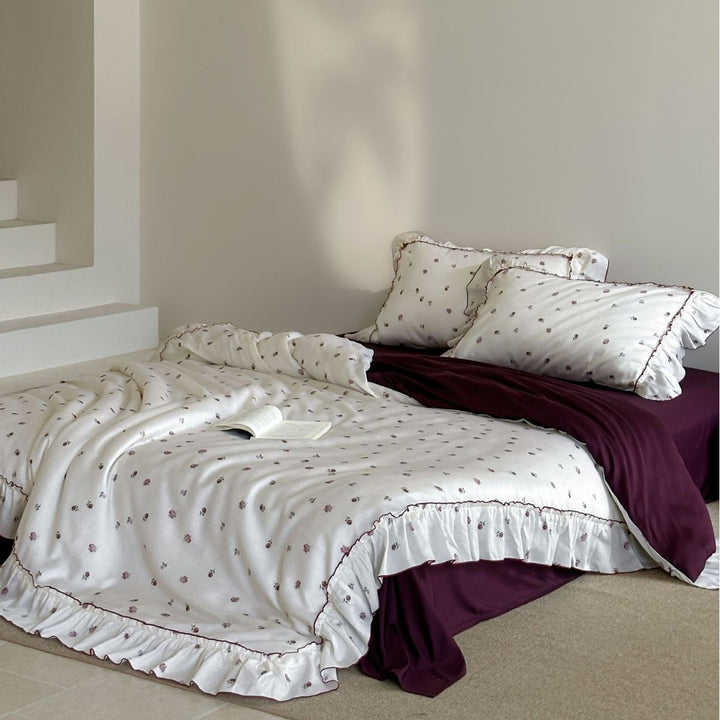 Duvet cover set in vintage rose print with ruffles and fine cotton satin quality