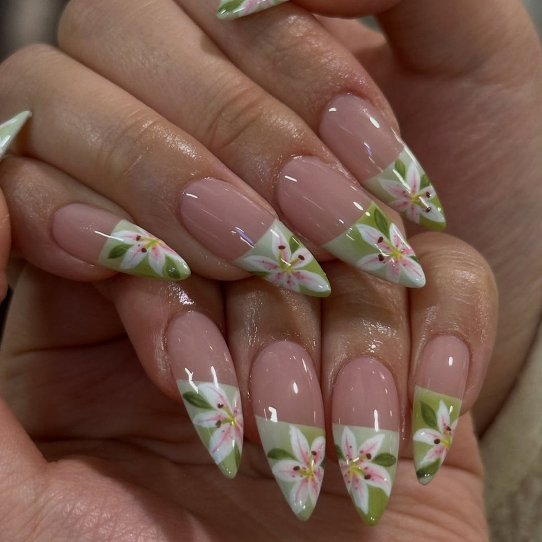 Artificial nails with hand-crafted floral embellishments Kalsten