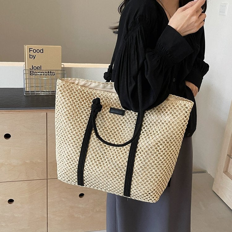 Beach bag made of hand-woven natural material with sturdy handles Kalsten