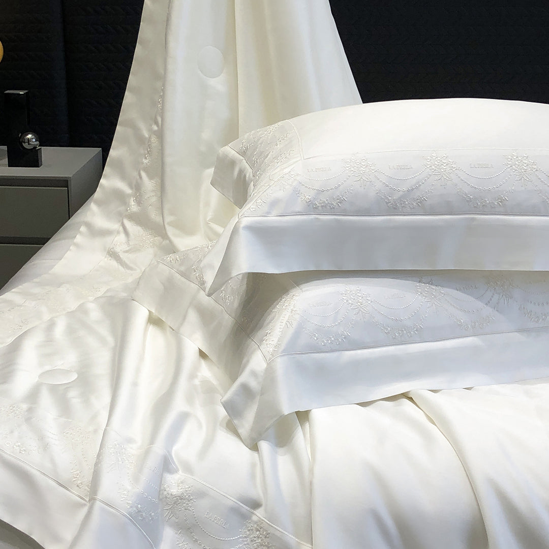 Satin duvet cover and pillowcase set with fine jacquard embroidery and hotel finish