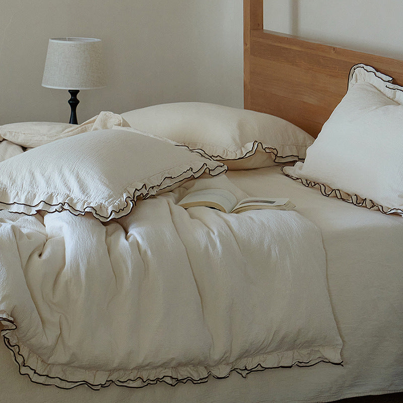 Linen-cotton bedding set with ruffled edge and throw blanket