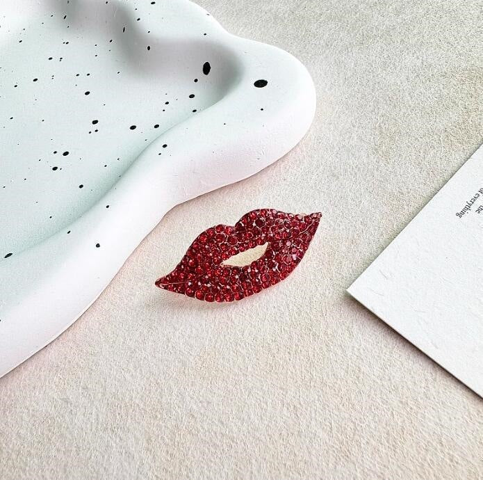 Glittering Lip Brooch Kalsten