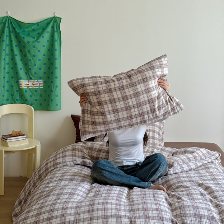 Light checkered pattern bedding set made of cotton muslin with a soft surface