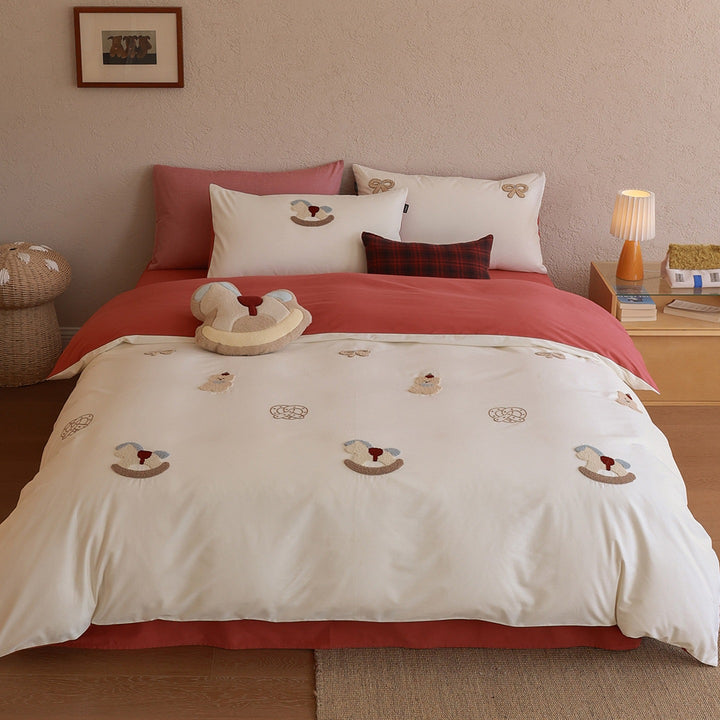 Reversible bedding set with embroidered teddy appliqués