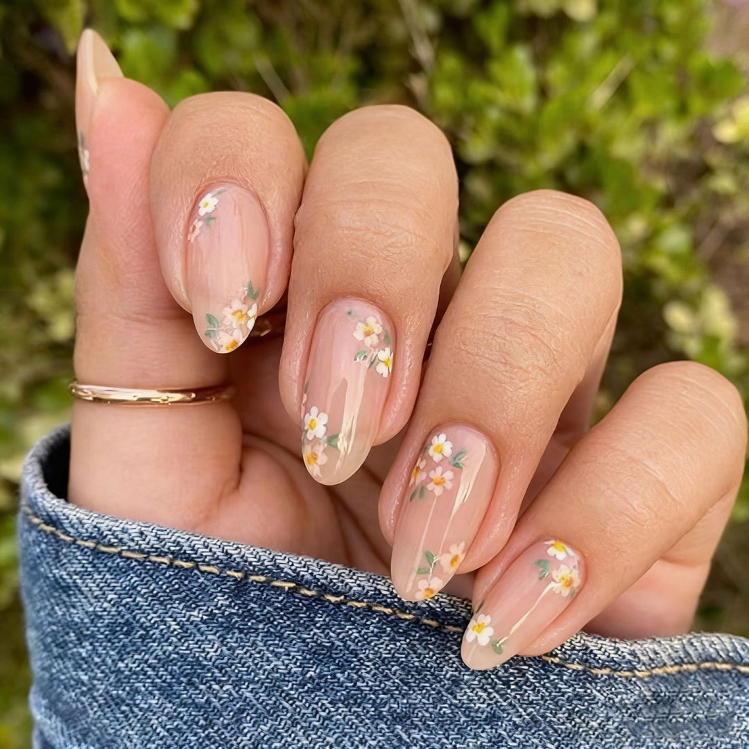 Art nail set with floral designs and natural look Kalsten