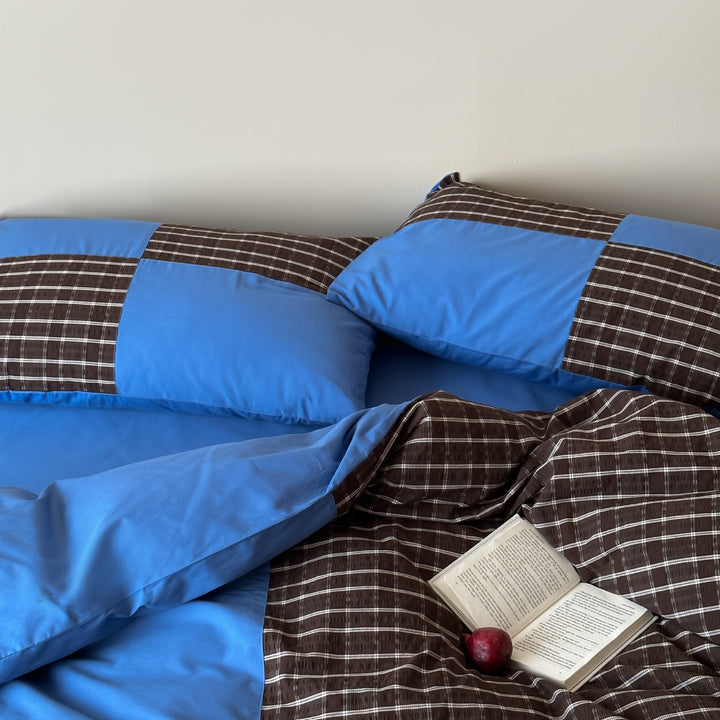 Luxurious cotton bedding set with checkered pattern and pillowcases