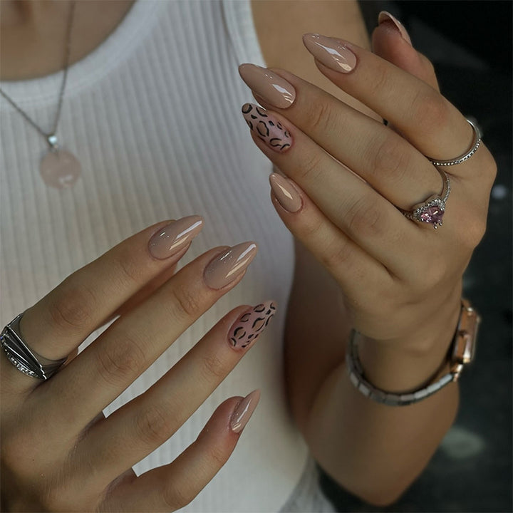 Nail set with modern leopard design Kalsten