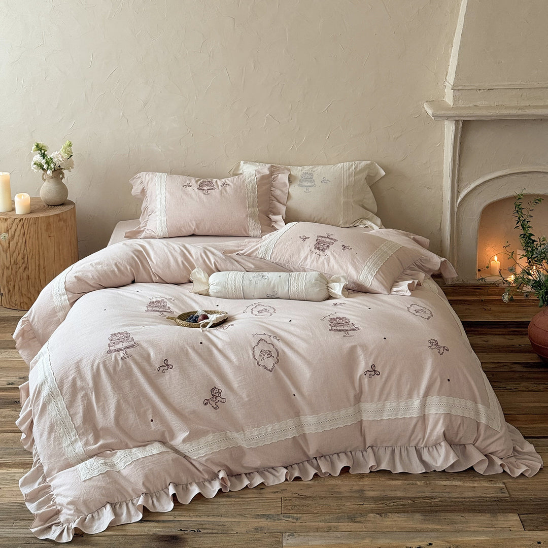 Bedding set with delicate embroidery and ruffled hem