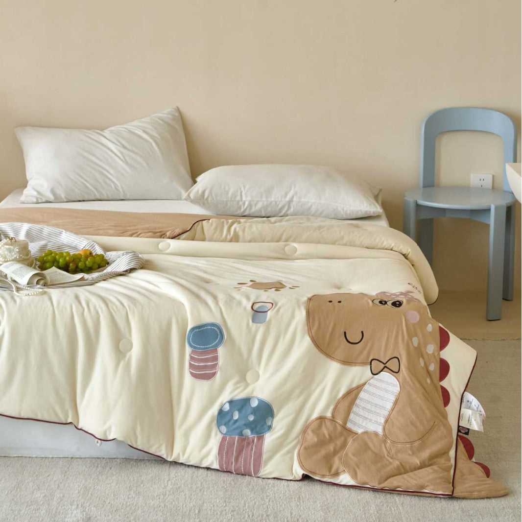 Children's quilt with cute bear appliqué and soft filling
