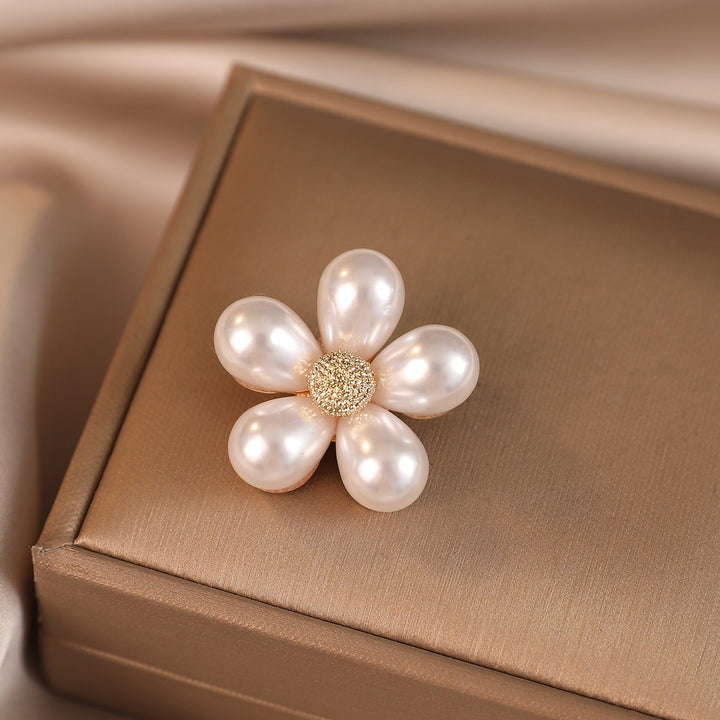 Elegant flower brooch with pearl accents Kalsten