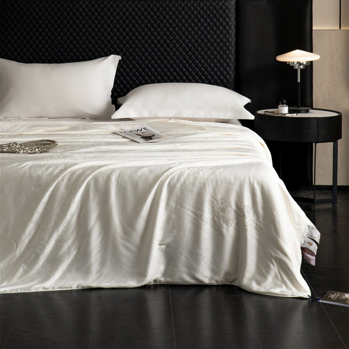 Luxurious silk comforter with fine jacquard embroidery