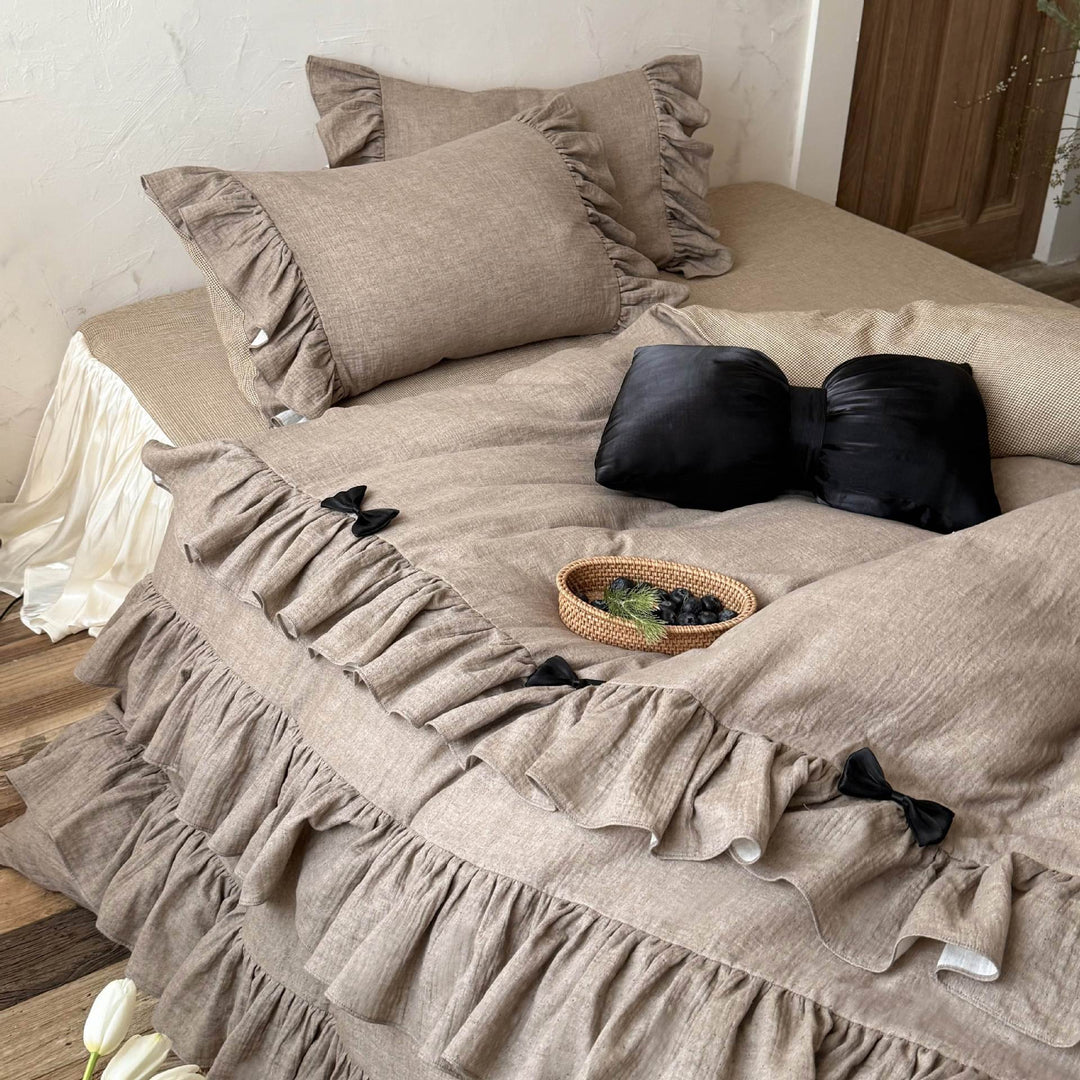 Ruffled bedding set in linen look with reversible pillowcase