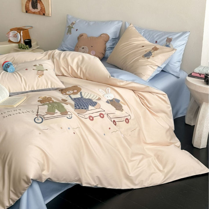 Children's bedding set with teddy bear print, reversible side & soft cotton satin