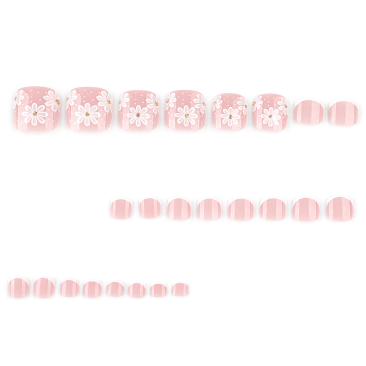 Artistic toenail art with elegant daisy motifs Kalsten
