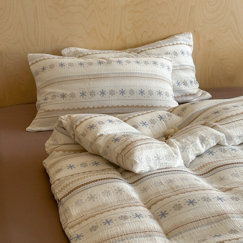 Premium bedding set in nordic-inspired striped pattern made of cotton percale