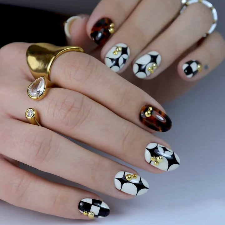 Artificial nails with modern geometric pattern and golden accents Kalsten