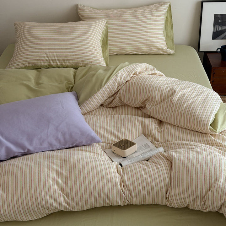 Bedding set in timeless pinstripe design made of breathable cotton percale
