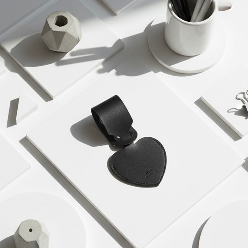 heart-shaped leather luggage tag with adjustable loop Kalsten