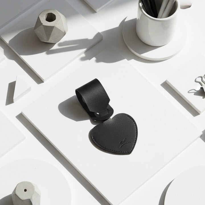 heart-shaped leather luggage tag with adjustable loop Kalsten