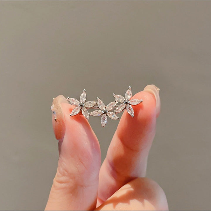 Flower brooch made of radiant gemstones Kalsten