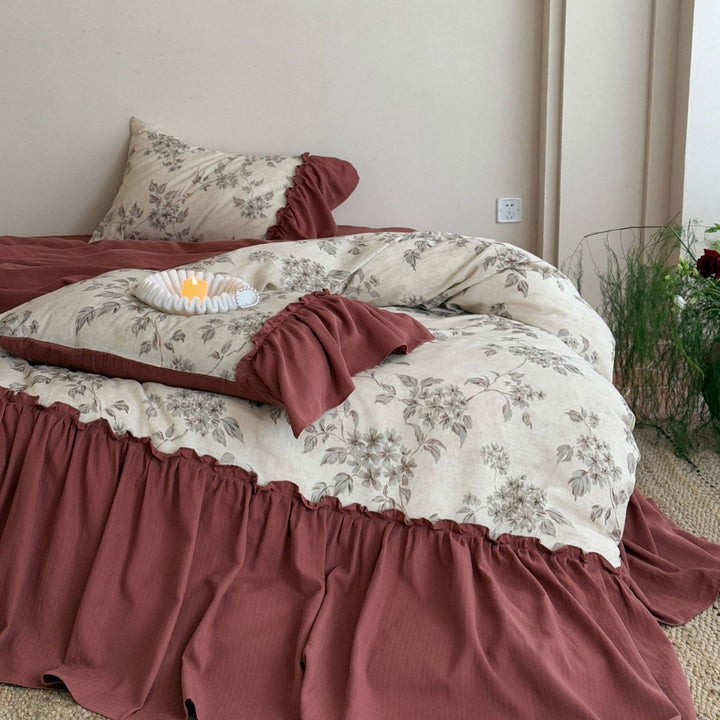 Romantic duvet cover set with ruffle and vintage floral pattern